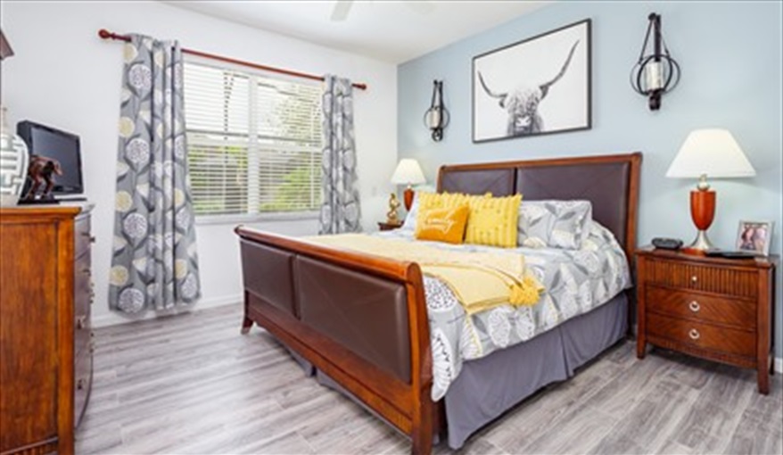 Master suite with American King sized bed. Los Margarita  - 5 STAR Executive Villa in Calabay Parc at Tower Lake, Haines City, Orlando