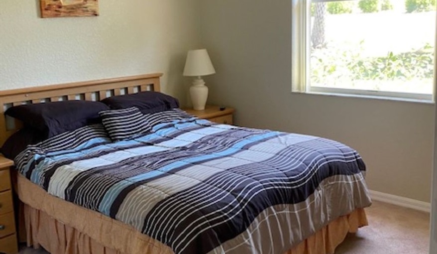 Queen bedroom.. Luxury villa, 3 Bedrooms, 2 Baths with stunning pool and games room in Indian Ridge, Kissimmee, Orlando