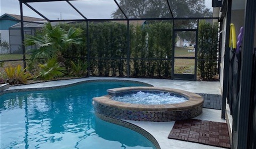 Pool and hot tub. Luxury villa, 3 Bedrooms, 2 Baths with stunning pool and games room in Indian Ridge, Kissimmee, Orlando