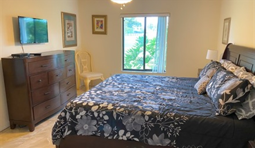 Master bedroom.. Luxury villa, 3 Bedrooms, 2 Baths with stunning pool and games room in Indian Ridge, Kissimmee, Orlando