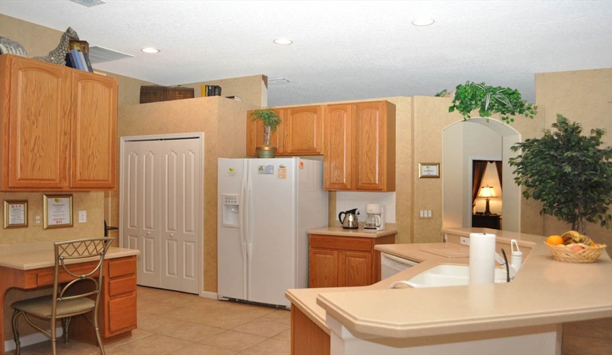 Fully equipped kitchen. Only You Florida Villa. Highlands Reserve Golf Community former showhome with HUGE master suite and gamesroom in Highlands Reserve, Davenport, Orlando