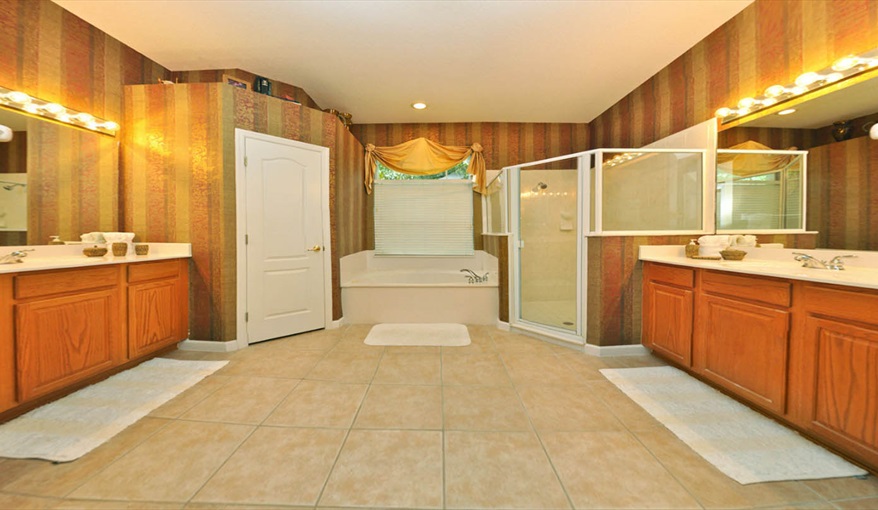 Siper King master suite double bathroom. Only You Florida Villa. Highlands Reserve Golf Community former showhome with HUGE master suite and gamesroom in Highlands Reserve, Davenport, Orlando