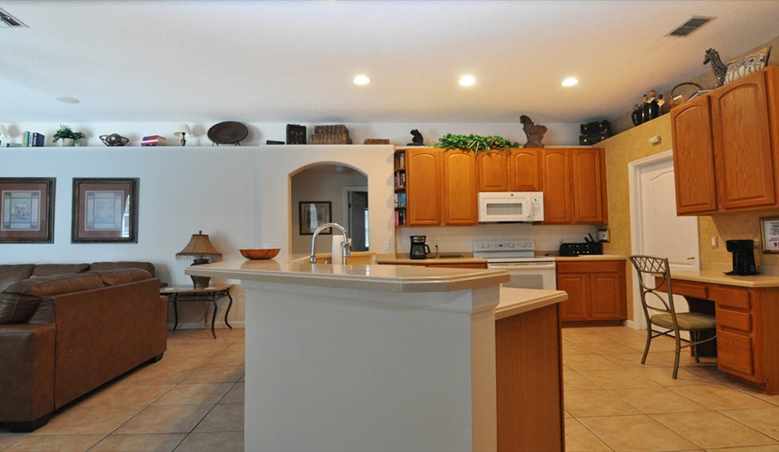 Fully equipped kitchen. Only You Florida Villa. Highlands Reserve Golf Community former showhome with HUGE master suite and gamesroom in Highlands Reserve, Davenport, Orlando