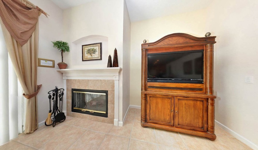 Fireplace and Smart TV. Only You Florida Villa. Highlands Reserve Golf Community former showhome with HUGE master suite and gamesroom in Highlands Reserve, Davenport, Orlando