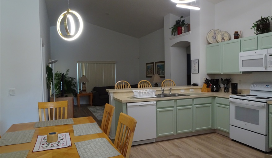 Kitchen & Dining Table. Sunrise Orlando Villa near Disney World in Sunrise Lakes, Clermont, Orlando