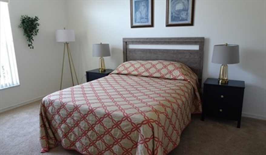 Master Bedroom with en-suite. Sunrise Orlando Villa near Disney World in Sunrise Lakes, Clermont, Orlando