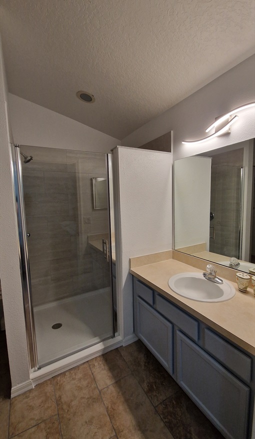 Master Bedroom Ensuite. Sunrise Orlando Villa near Disney World in Sunrise Lakes, Clermont, Orlando